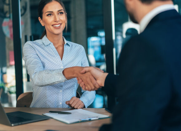 "Exactly how to be Welcomed for Interviews" Business handshake